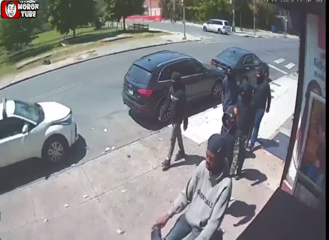 Video :Bus passengers are attacked by a gang of thugs